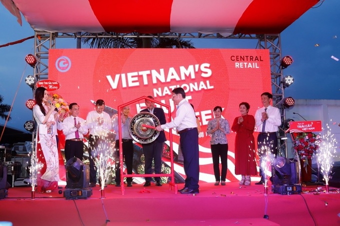 Ông Phạm Văn Trọng - Phó Chủ tịch UBND tỉnh Tiền Giang đánh chiêng khai mạc Ngày hội.