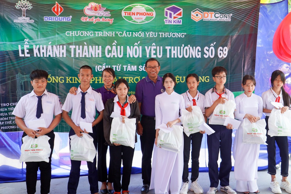 Khởi công, khánh thành 7 cây cầu nối yêu thương vượt sông nước miền Tây - 7 Khởi công, khánh thành 7 cây cầu nối yêu thương vượt sông nước miền Tây - 7