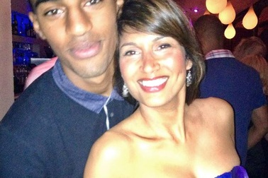 Mẹ U60 trẻ như bạn gái của con trai 22 tuổi