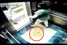 Hai phụ nữ che camera để tè bậy trong thang máy chung cư tại Hà Nội