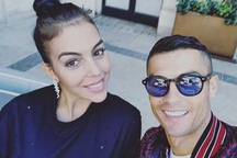 Dính nghi án hiếp dâm, C.Ronaldo vẫn cười tươi như hoa bên bạn gái xinh đẹp