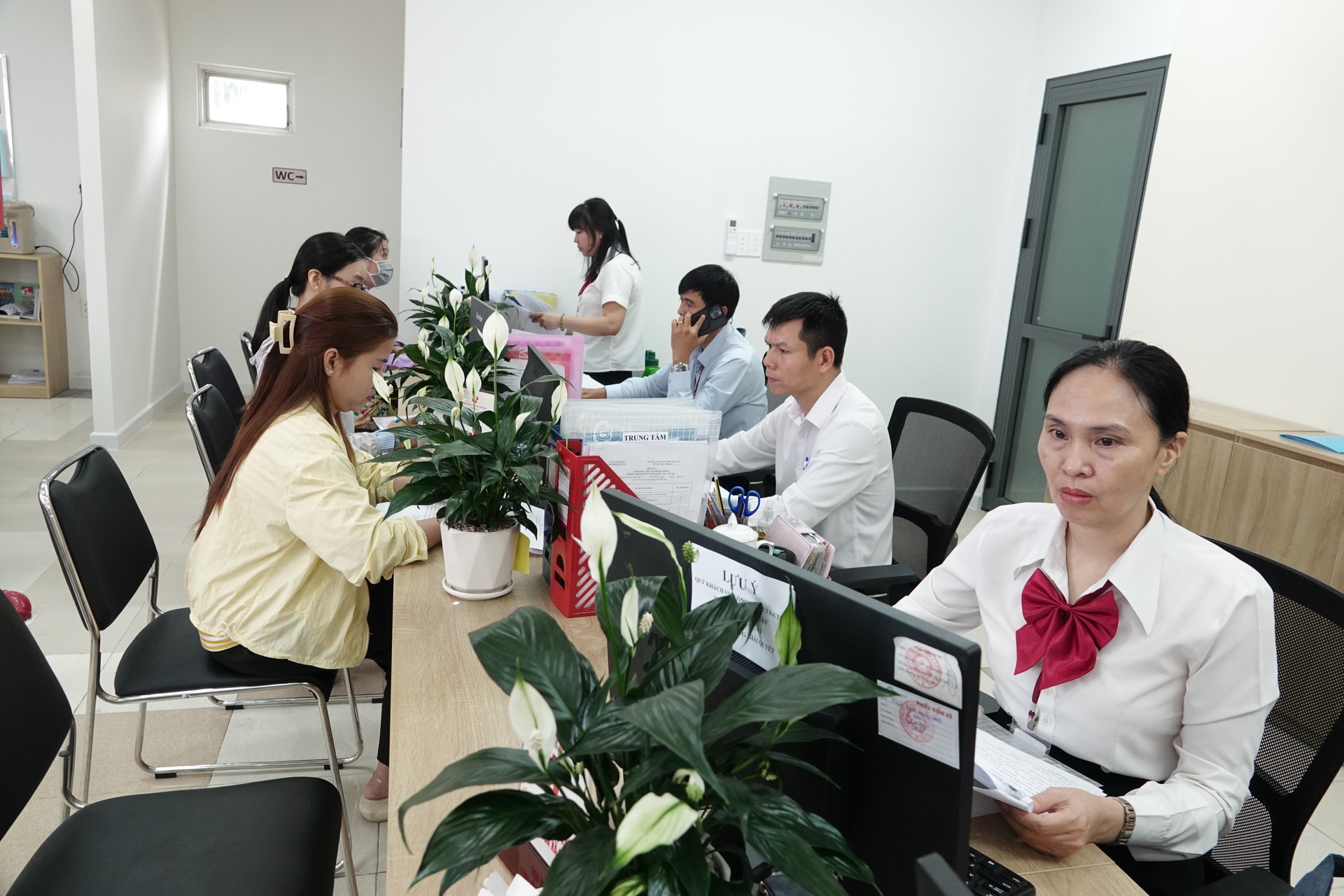 Lượng công việc tăng gấp 5 lần, công chức tăng ca đến tối muộn - 9 Lượng công việc tăng gấp 5 lần, công chức tăng ca đến tối muộn - 9