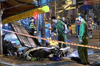Hai xe máy lao lên vỉa hè sau tiếng truy hô "cướp", 2 người tử vong ở TPHCM