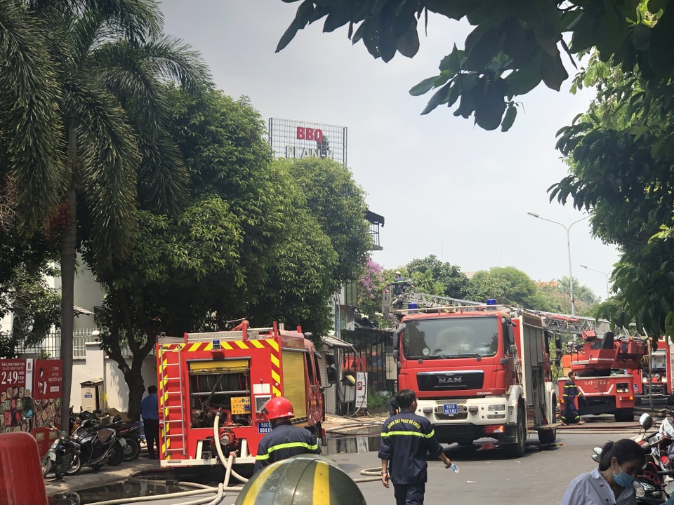 Quán nướng bốc cháy ngùn ngụt sau tiếng nổ lớn, thực khách hoảng loạn chạy - 3 Quán nướng bốc cháy ngùn ngụt sau tiếng nổ lớn, thực khách hoảng loạn chạy - 3
