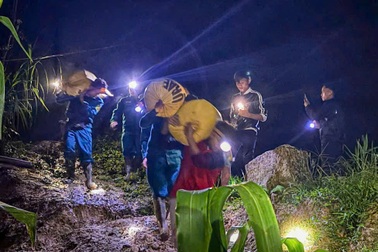 Sơ tán dân trong đêm vì vết nứt đang lan rộng trên đồi