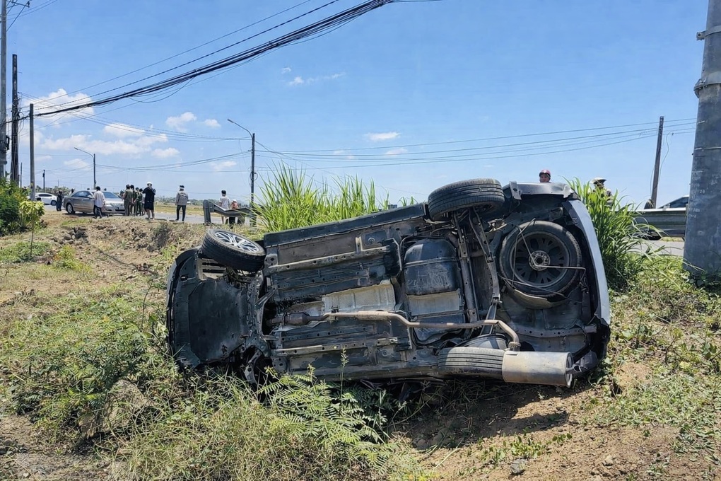 Ô tô lật xuống ruộng ở TPHCM, 4 người được cứu - 1