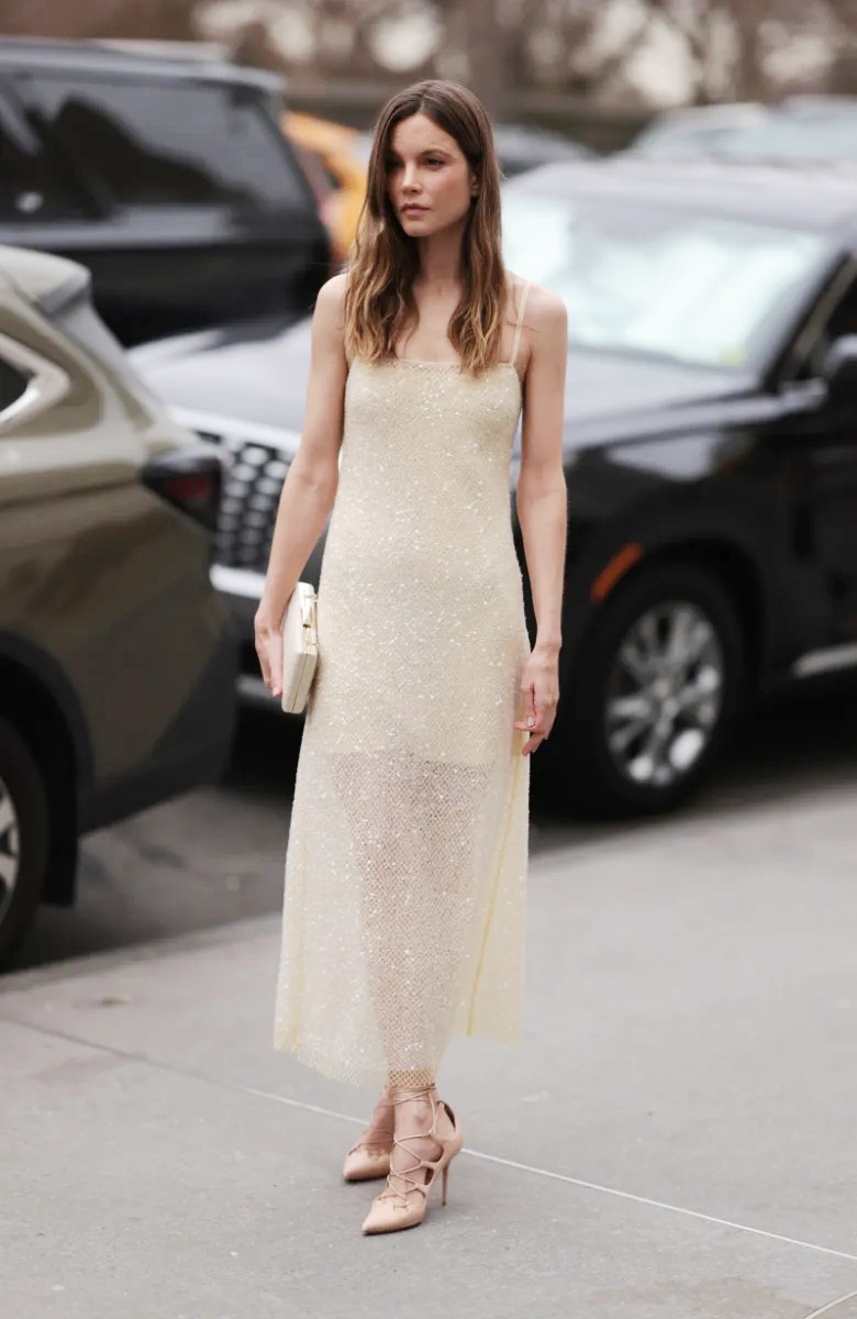 Rochii de petrecere care ajută femeile să atragă atenția în apropierea zilei de Tet - 5 Những mẫu váy dự tiệc giúp phái đẹp thu hút sự chú ý dịp cận Tết - 5