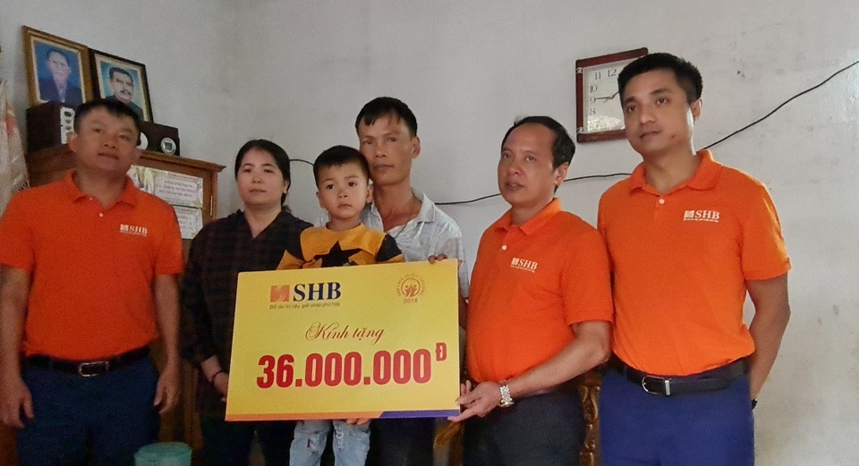 Xót xa cảnh gia đình nghèo bán thóc cứu mẹ được bạn đọc chia sẻ - 1 Xót xa cảnh gia đình nghèo bán thóc cứu mẹ được bạn đọc chia sẻ - 1
