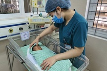 Lo ngại bé sơ sinh bị bỏ rơi giữa trời nắng nóng 40 độ tổn thương mắt, tai