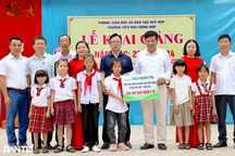 Báo Dân trí tặng thẻ BHYT tới hàng trăm học sinh tại miền Trung