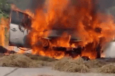 Ô tô con bốc cháy trơ khung, nghi do cuốn phải rơm rạ phơi trên đường