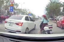 Xe máy hung hăng đâm ô tô vì không tạt đầu sang đường được