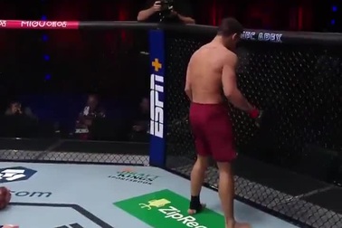 Võ sĩ đấm như "giã cua" hạ gục đối thủ chưa đầy hai phút