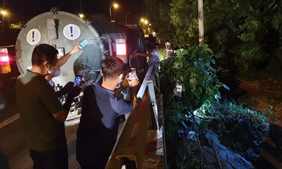 Hai xe “Vì môi trường xanh sạch đẹp” đổ trộm chất thải ra Đại lộ Thăng Long - 3