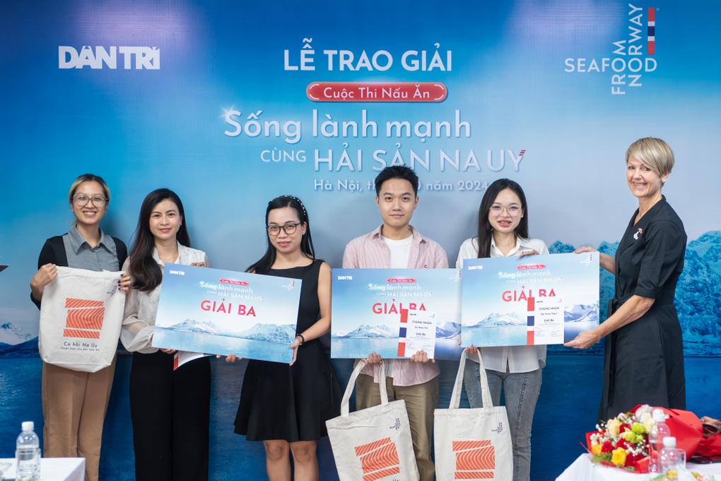 Trao giải cho các tác giả chiến thắng cuộc thi Sống lành mạnh cùng hải sản Na Uy - 8 Trao giải cho các tác giả chiến thắng cuộc thi Sống lành mạnh cùng hải sản Na Uy - 8