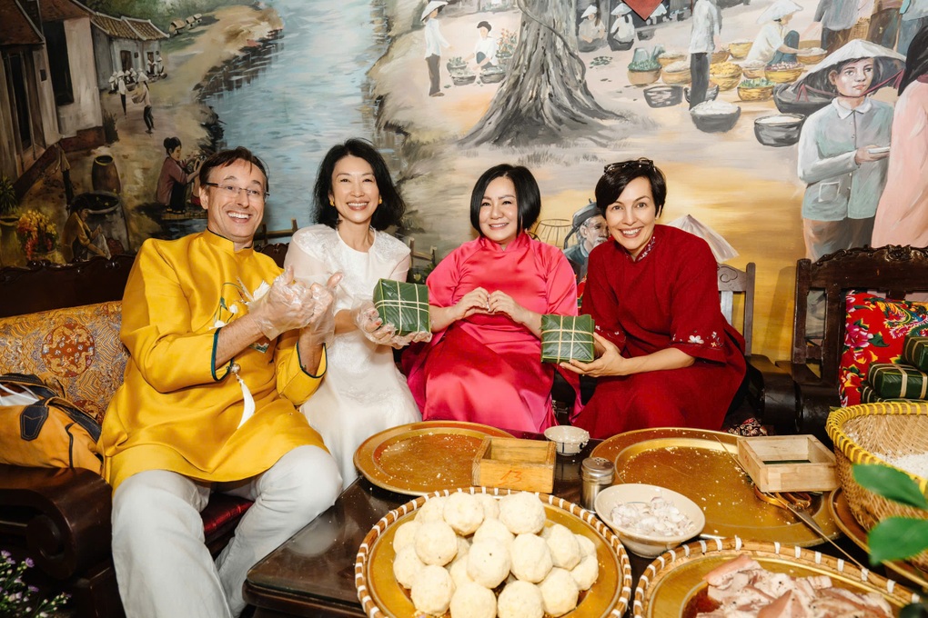 Dàn người mẫu gói bánh chưng, viết câu đối lan tỏa văn hóa Tết Việt - 2