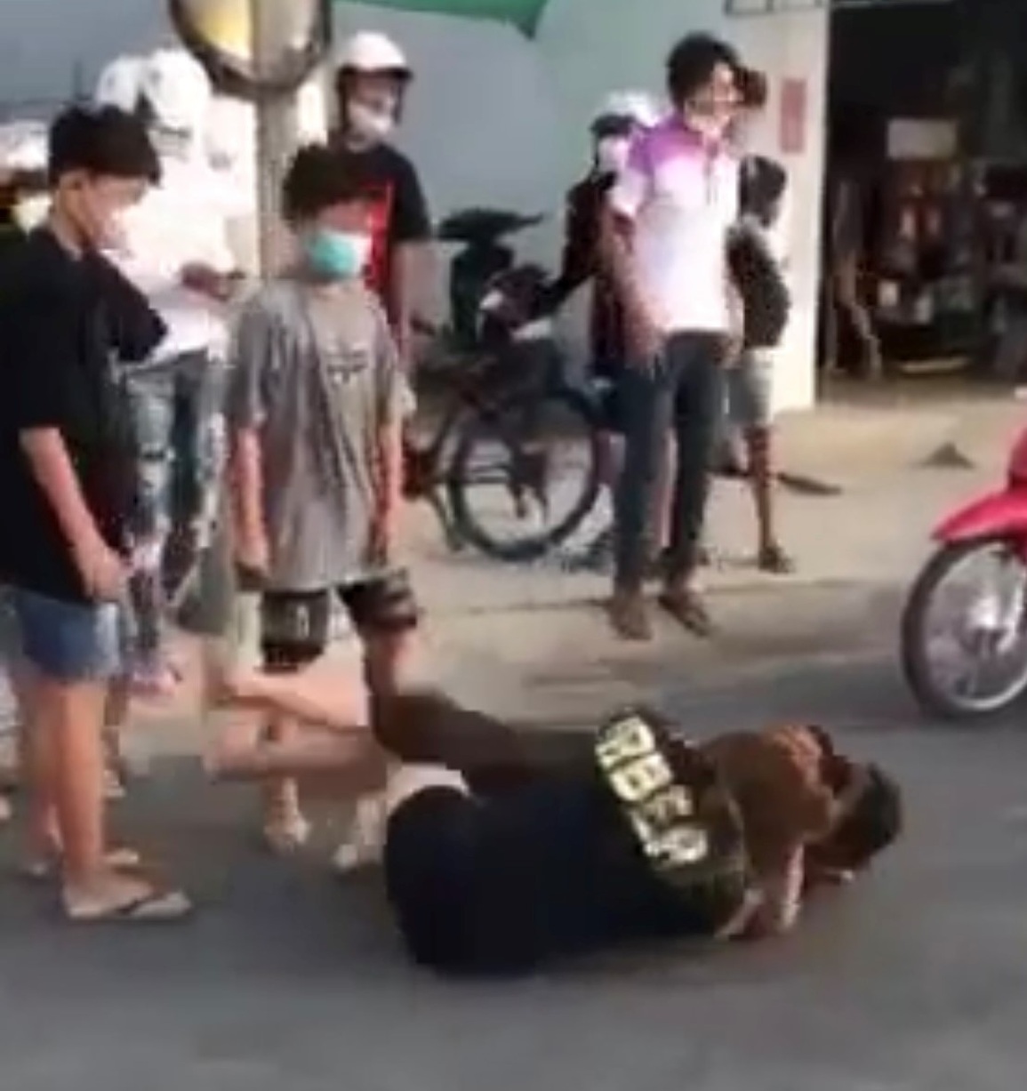Hai cô gái đánh nhau giữa đường, nhiều người không can ngăn mà vỗ tay cổ vũ - 2 Hai cô gái đánh nhau giữa đường, nhiều người không can ngăn mà vỗ tay cổ vũ - 2