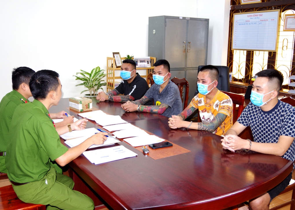 Bắt 5 đối tượng cưỡng đoạt tiền của một thầy giáo - 1 Bắt 5 đối tượng cưỡng đoạt tiền của một thầy giáo - 1