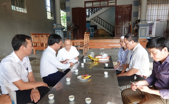 Đoàn công tác đến thăm hỏi và động viên gia đình có thân nhân bị thiệt mạng do mưa lũ.