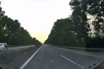 Ô tô đang chạy hơn 100km/h gặp người đi bộ băng sang đường cao tốc