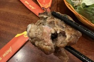 Ăn suất bún chả Hà Nội 70.000 đồng, khách bức xúc vì thịt còn sống nguyên