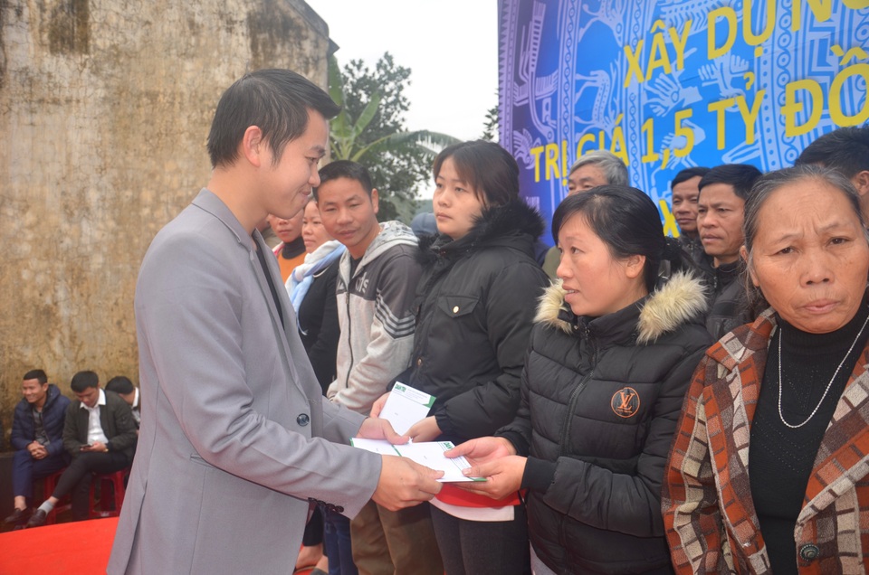 Người dân vùng rốn lũ vui mừng khánh thành xóm nhà phao cứu sinh - 11 Người dân vùng rốn lũ vui mừng khánh thành xóm nhà phao cứu sinh - 11