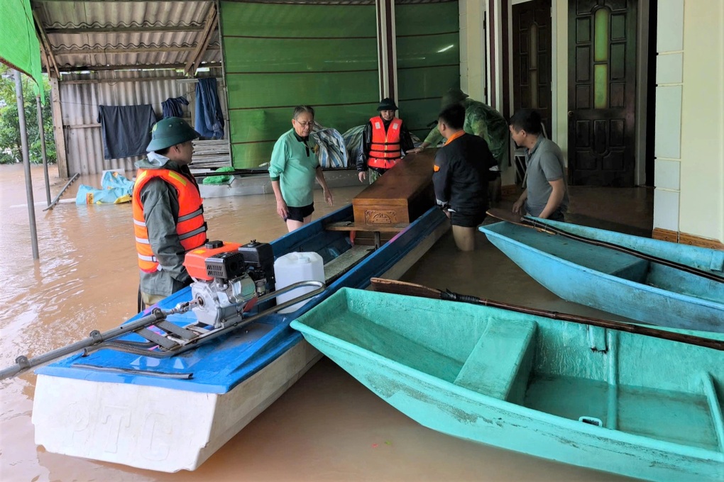 Người mất 3 ngày chưa thể an táng do mưa lũ, có nơi ngập sâu 2,5m - 1