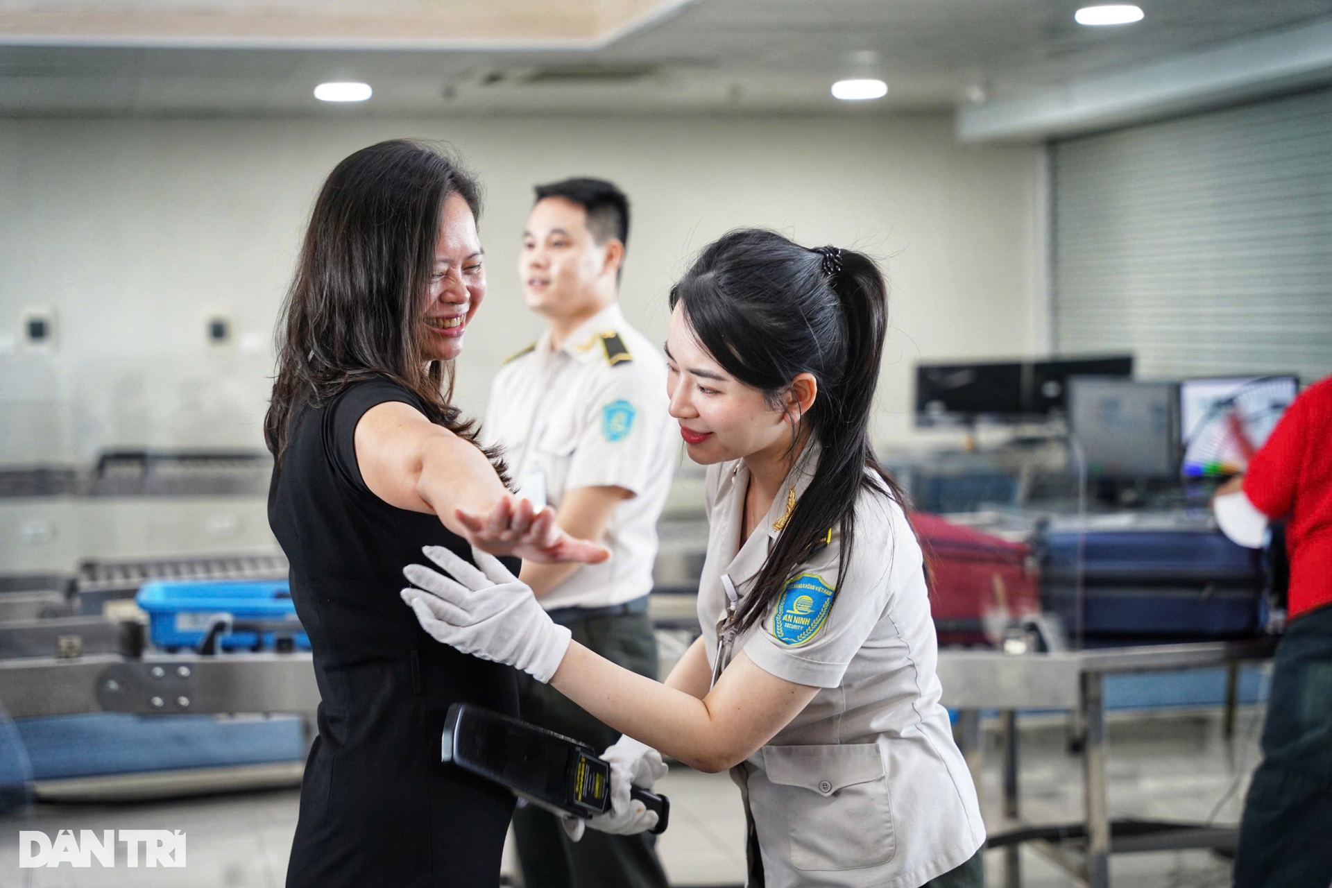 Dòng người đổ về sân bay Nội Bài trước nghỉ lễ - 8 Dòng người đổ về sân bay Nội Bài trước nghỉ lễ - 8
