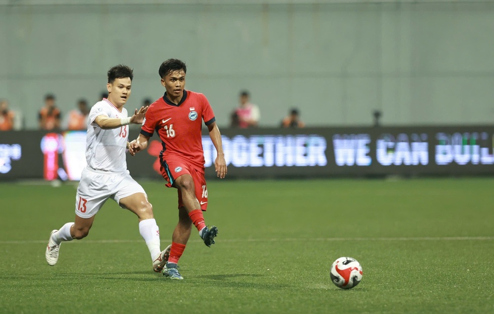 HLV Hoàng Anh Tuấn: Tuyển Singapore rất nguy hiểm khi ở thế chân tường - 2