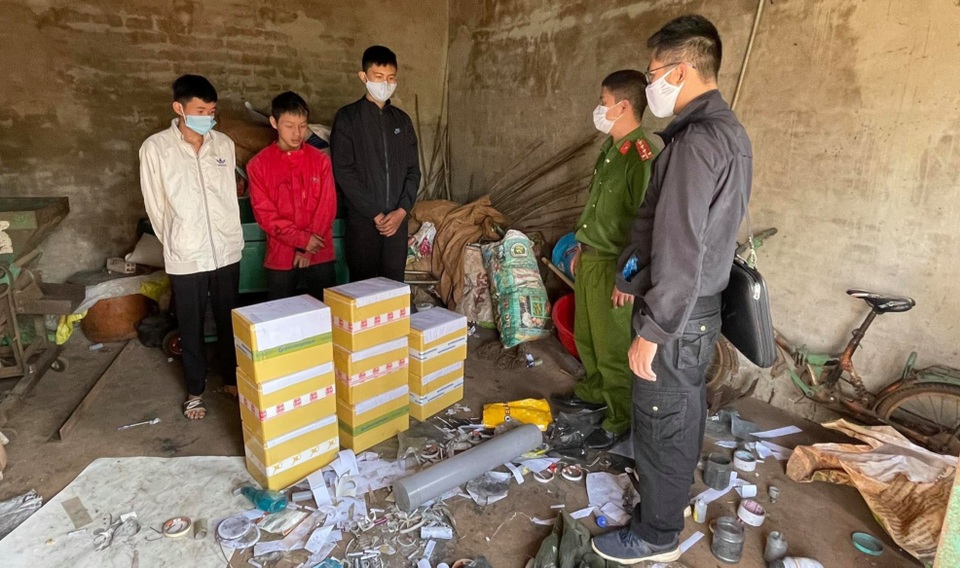 Rủ rê hai học sinh lớp 9 vào nhà hoang chế tạo pháo nổ đem bán - 1