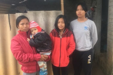 Thương người phụ nữ bạo bệnh, chồng bỏ đi, viễn cảnh ba con nhỏ bơ vơ