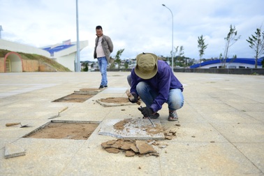 Yêu cầu nhà thầu bảo hành sân vận động Đà Lạt