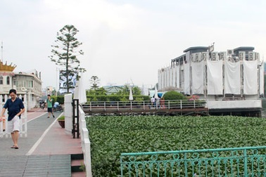 Nhà hàng nổi Hồ Tây bị đình chỉ vẫn... hoạt động