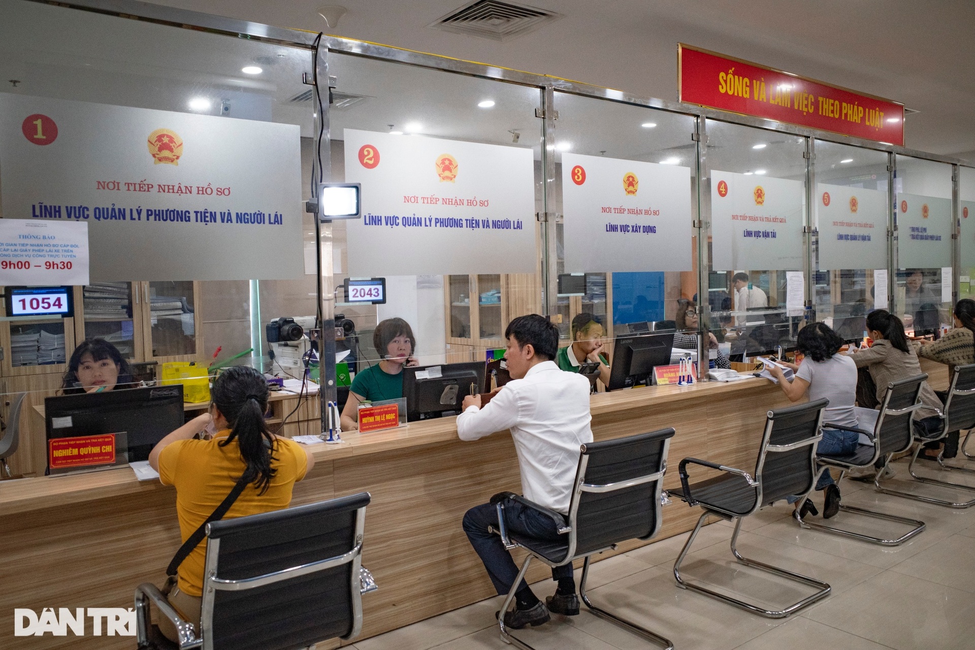 Xếp hàng rồng rắn chờ đổi giấy phép lái xe ở Hà Nội - 11 Xếp hàng rồng rắn chờ đổi giấy phép lái xe ở Hà Nội - 11