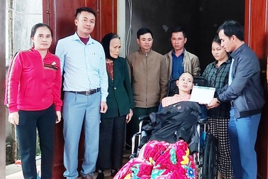 Người đàn ông từng bị lũ cuốn được bạn đọc giúp đỡ gần 90 triệu đồng