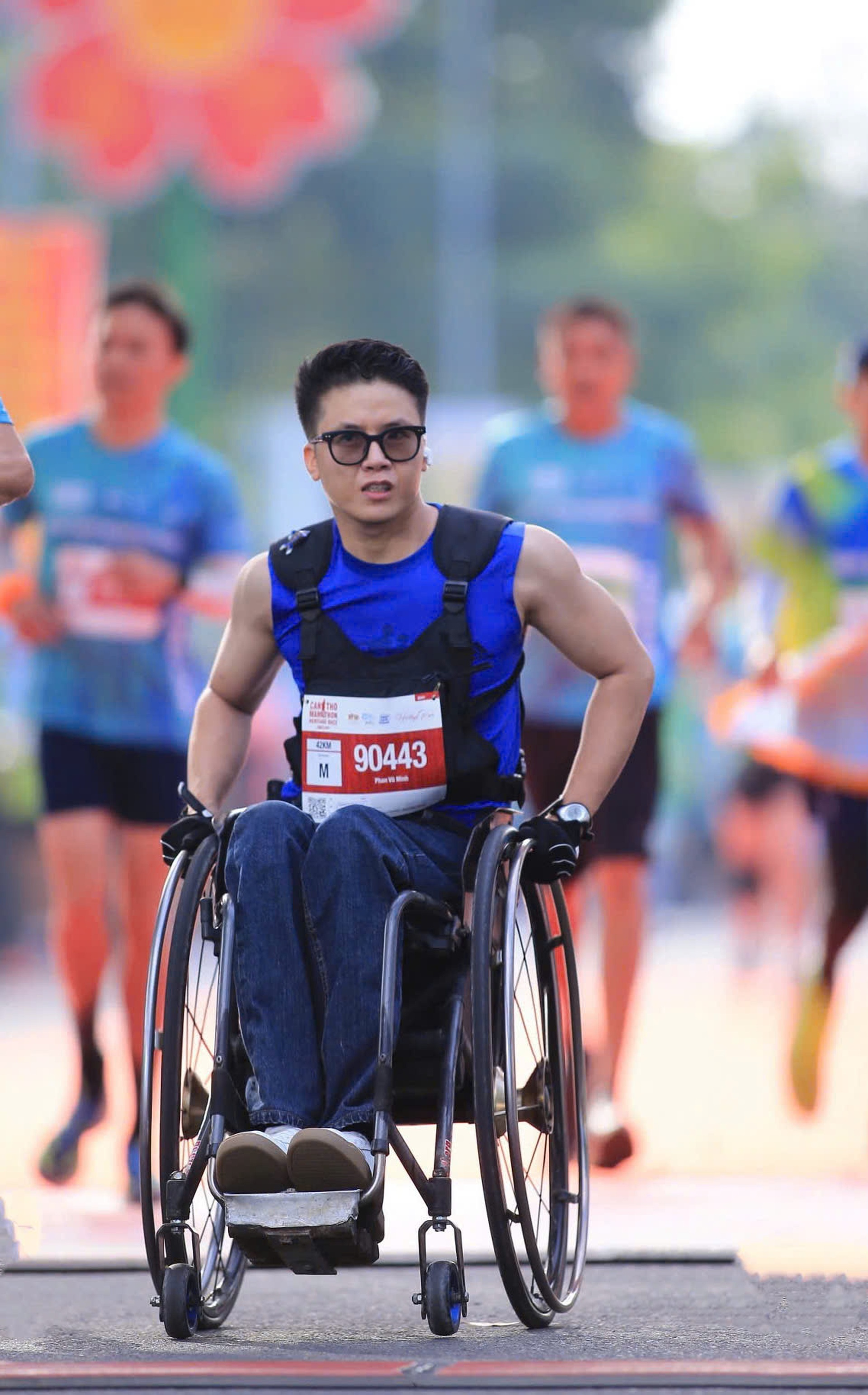 Chàng trai Vĩnh Long ngồi xe lăn chinh phục giải chạy marathon 42km - 5 Chàng trai Vĩnh Long ngồi xe lăn chinh phục giải chạy marathon 42km - 5