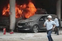 Cháy ô tô cấp cứu trong bãi xe ở TPHCM, nam tài xế bị thương