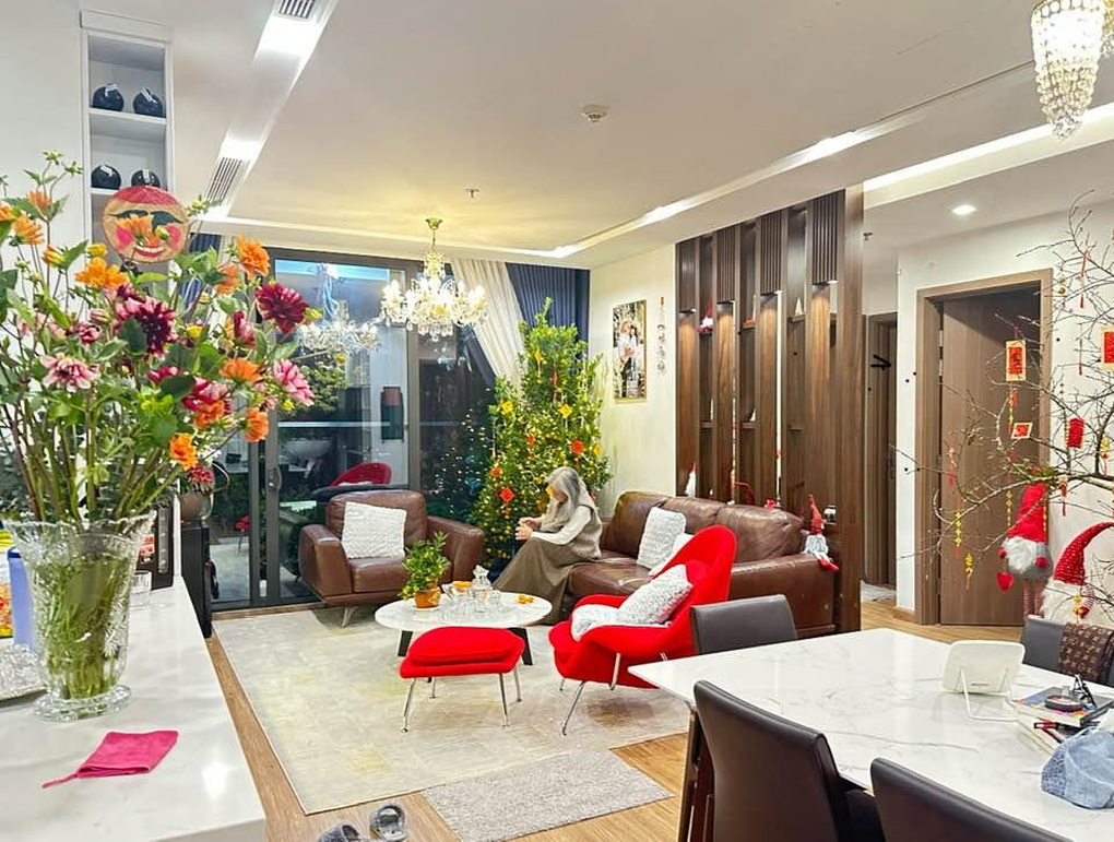 NSND Hoàng Cúc được khán giả chạy theo xin chữ ký, luôn giữ ký ức Tết xưa - 5 NSND Hoàng Cúc được khán giả chạy theo xin chữ ký, luôn giữ ký ức Tết xưa - 5