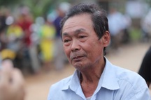 Trước lối vào Rào Trăng 3, cha khóc nghẹn chờ con về