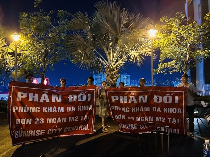 Cư dân căng băng rôn phản đối việc mở phòng khám đa khoa Tâm Anh ở chung cư.