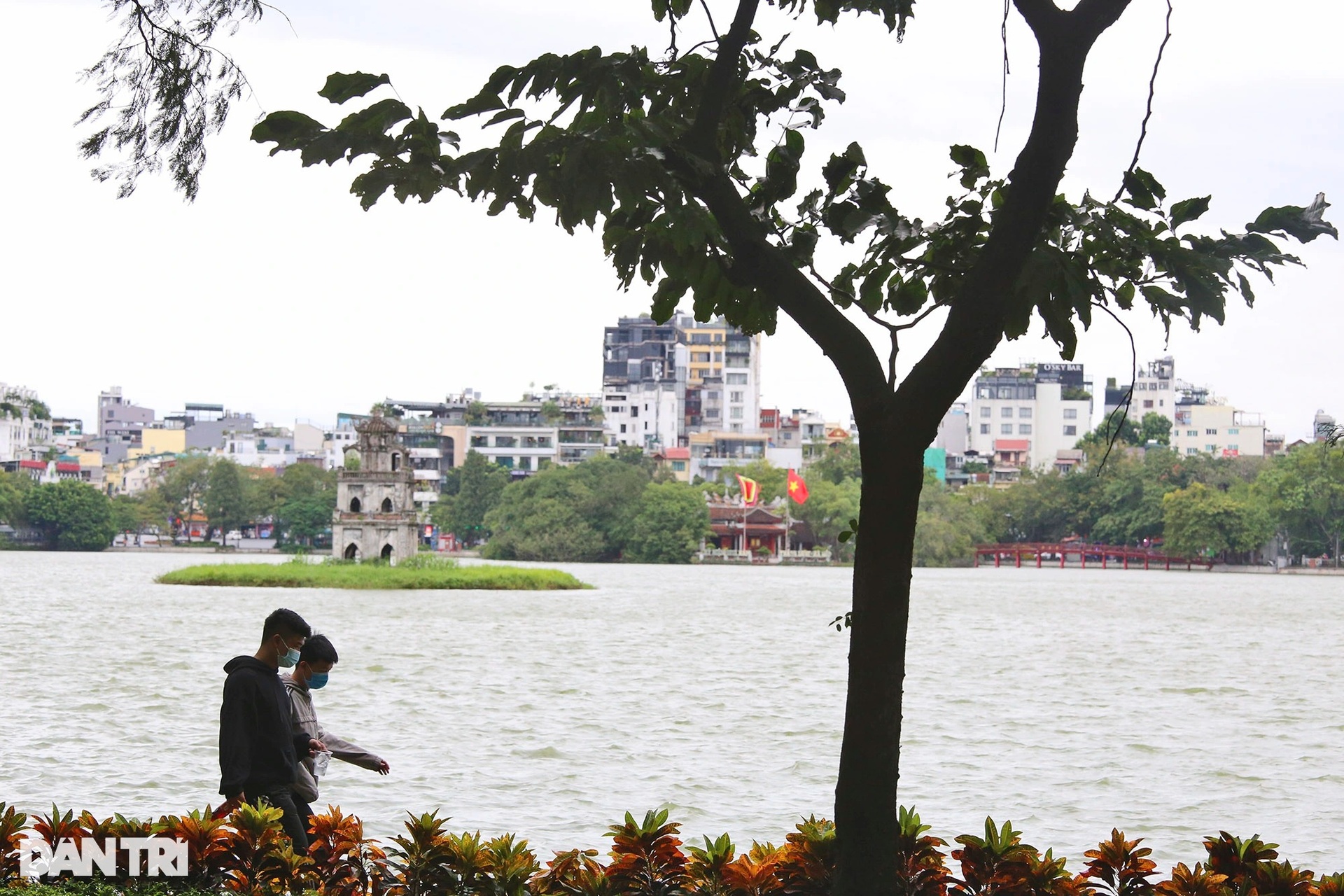 Người Hà Nội co ro trong đợt không khí lạnh tăng cường - 5 Người Hà Nội co ro trong đợt không khí lạnh tăng cường - 5