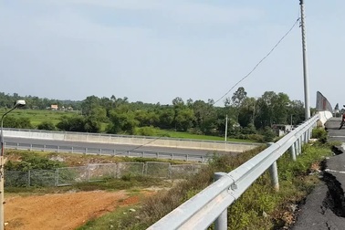 Nứt và sụt lún đường dẫn lên cầu Bà Ngôn