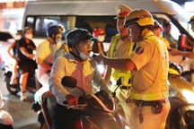 Thực hư CSGT TPHCM dùng một ống cho nhiều người ngậm thổi đo nồng độ cồn