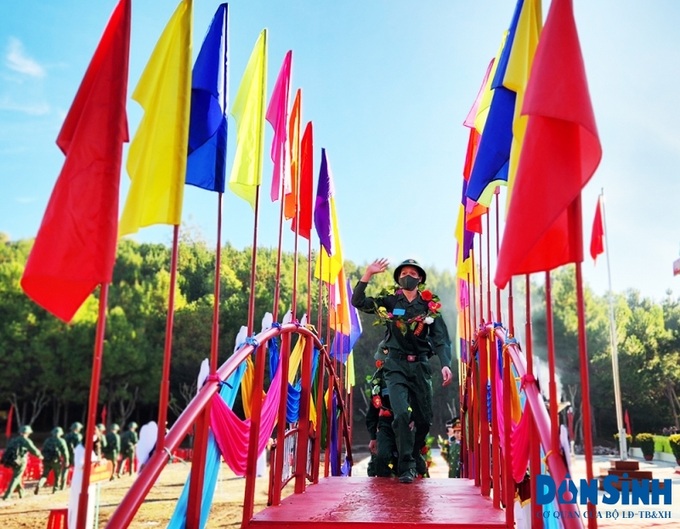 Thanh niên qua cầu vinh quan