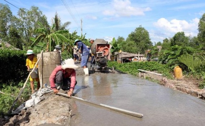 Người dân tham gia làm đường bê tông nông thôn