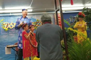 Ông bố Mỹ cùng 2 con mặc áo dài hát "Thương Ca Tiếng Việt" đón Tết