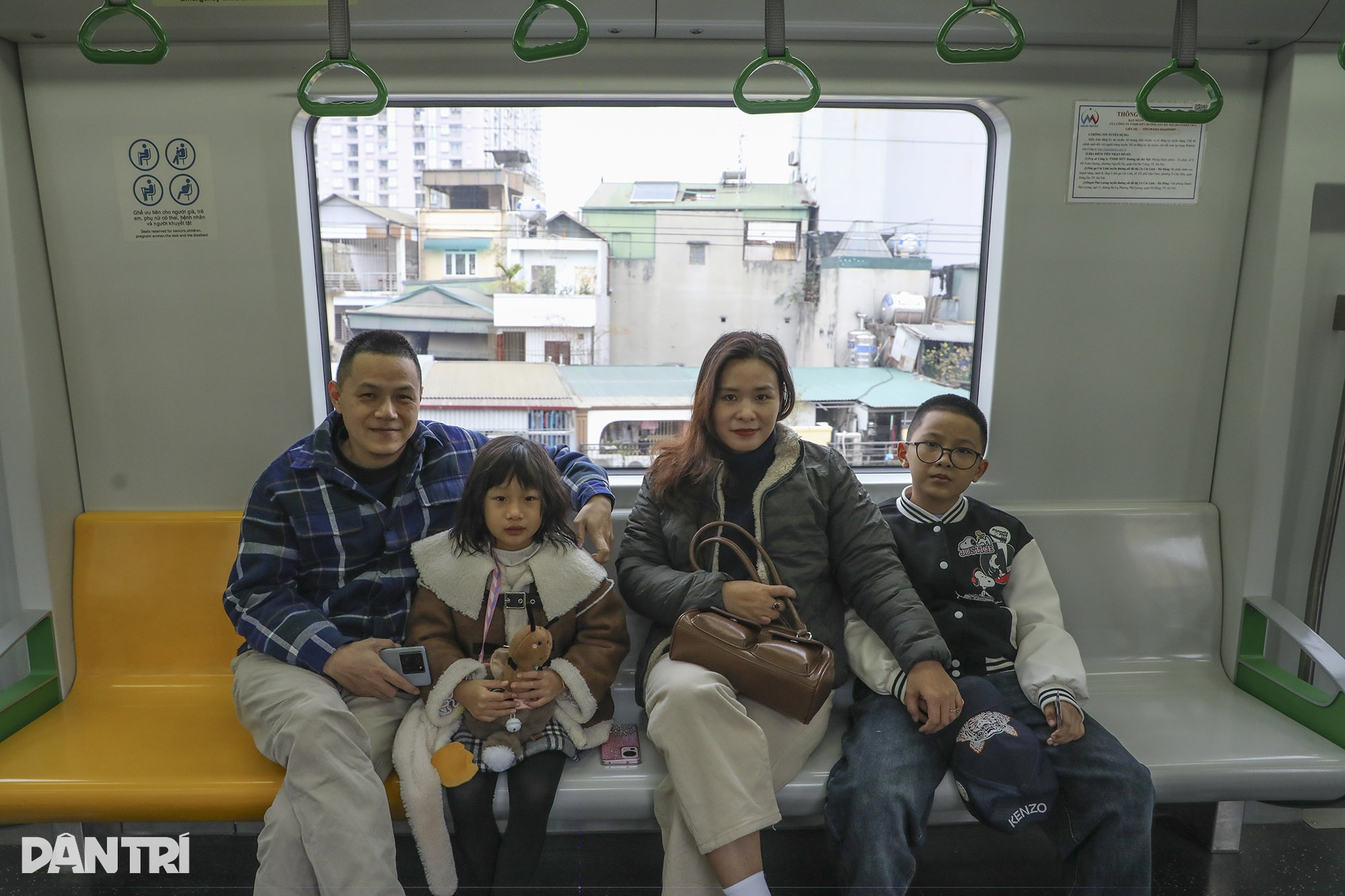 រថភ្លើងទីមួយនៃឆ្នាំម្សាញ់ នាំមនុស្សជាច្រើនមកធ្វើបុណ្យតេត - ៦ Chuyến tàu đầu xuân Ất Tỵ đưa nhiều người dân đi chúc Tết - 6