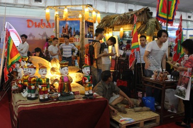 Người Hà Nội thích thú trải nghiệm không gian văn hóa các nước tại VITM 2017