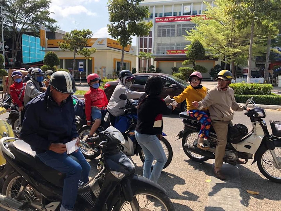 Đội nắng phát khẩu trang, nước sát khuẩn cho người đi đường - 1 Đội nắng phát khẩu trang, nước sát khuẩn cho người đi đường - 1