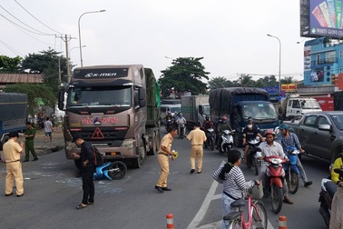 Cha mẹ tử vong, bé gái nguy kịch sau vụ tai nạn ở cửa ngõ Sài Gòn